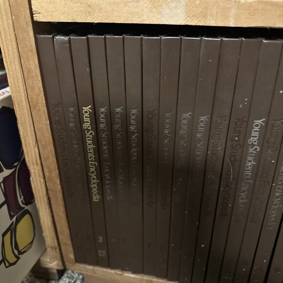 1980 Young Students Encyclopedia Complete 21 Volume Set + 2 Dictionary + Atlas - Picture 2 of 6